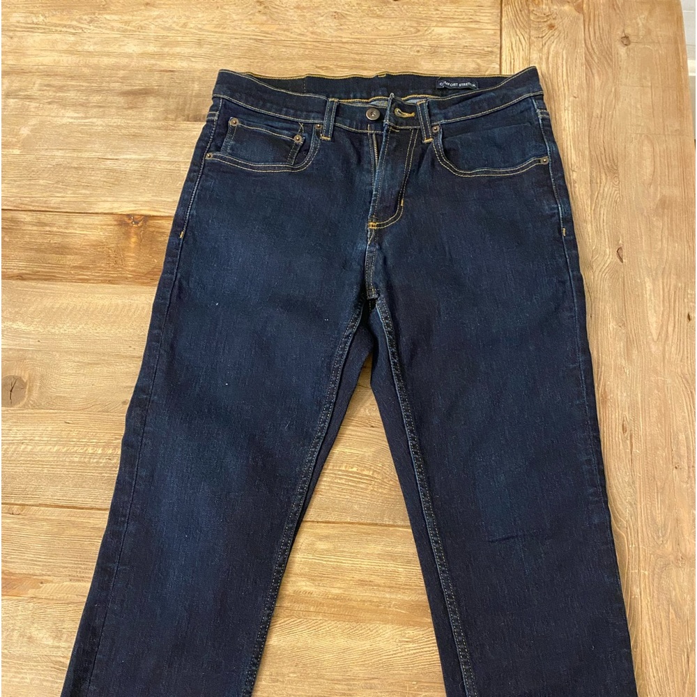 Like new pair of Cremieux premium denim comfort stretch jeans! 32 W X 30 L Slim